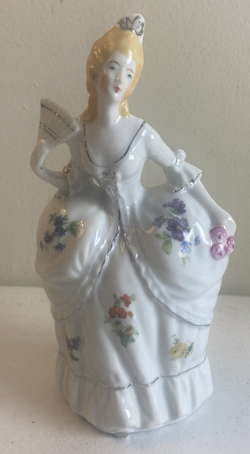 Colonial Empire Crinoline Lady Figural Wall Pocket w/ Platinum trim, JAPAN Vtg