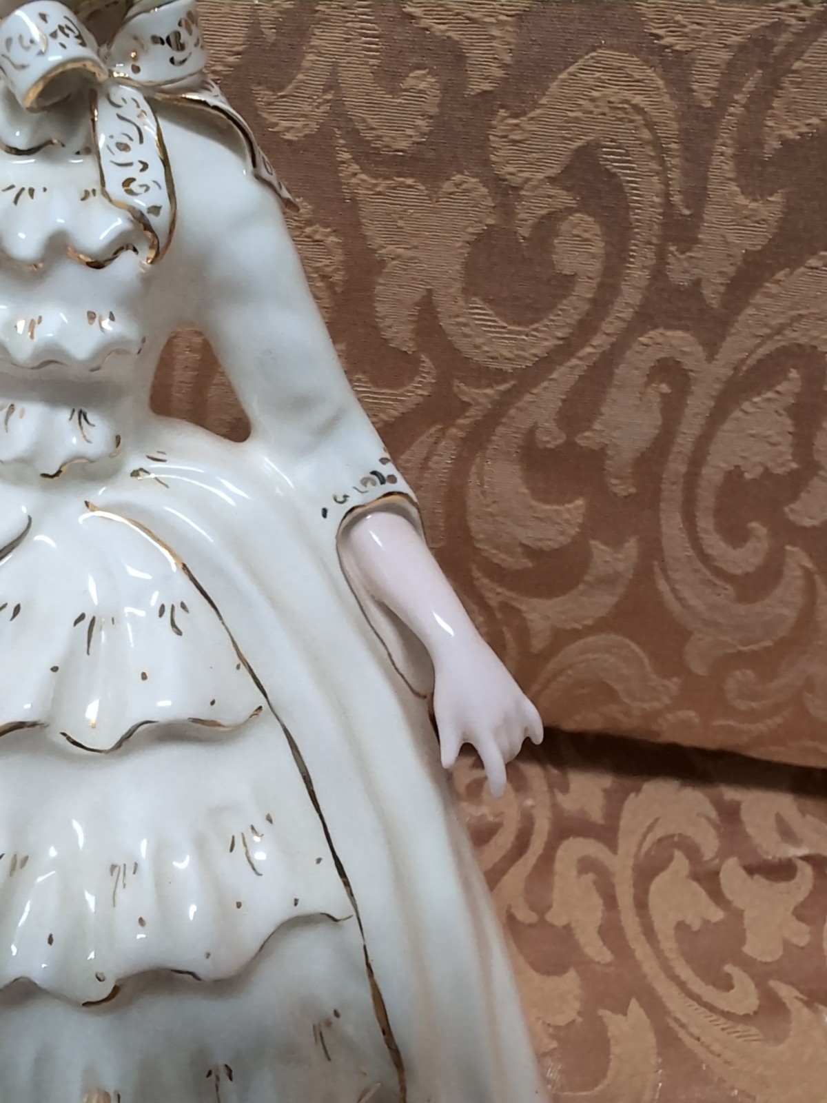 Lovely Florence Ceramics Pasadena ” Charmaine” White & Gold
