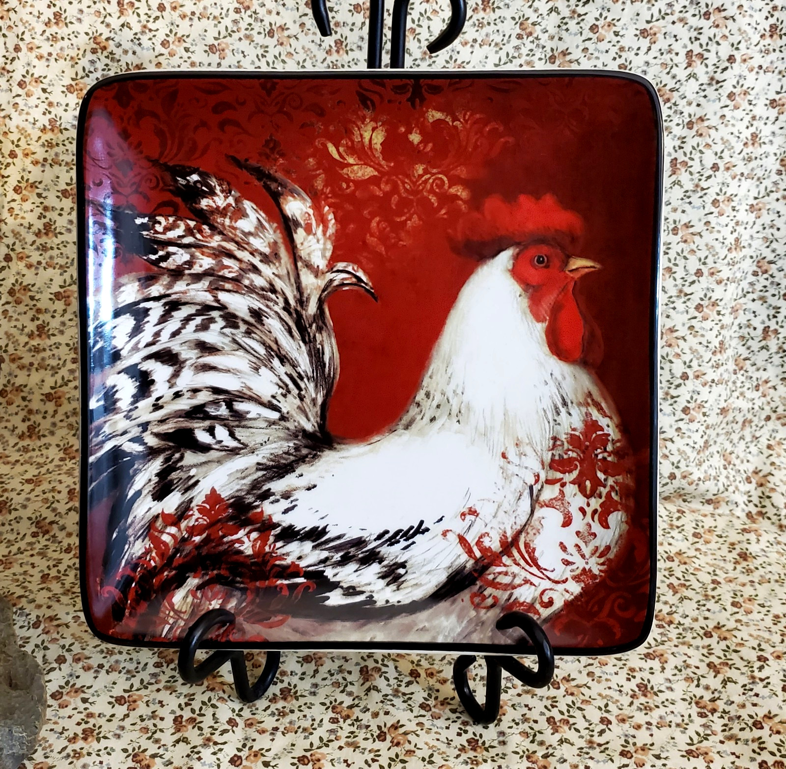 13″ Tall Home Accents Rooster Figurine & 2 Susan Winget 8″ Plates w/Metal Stands