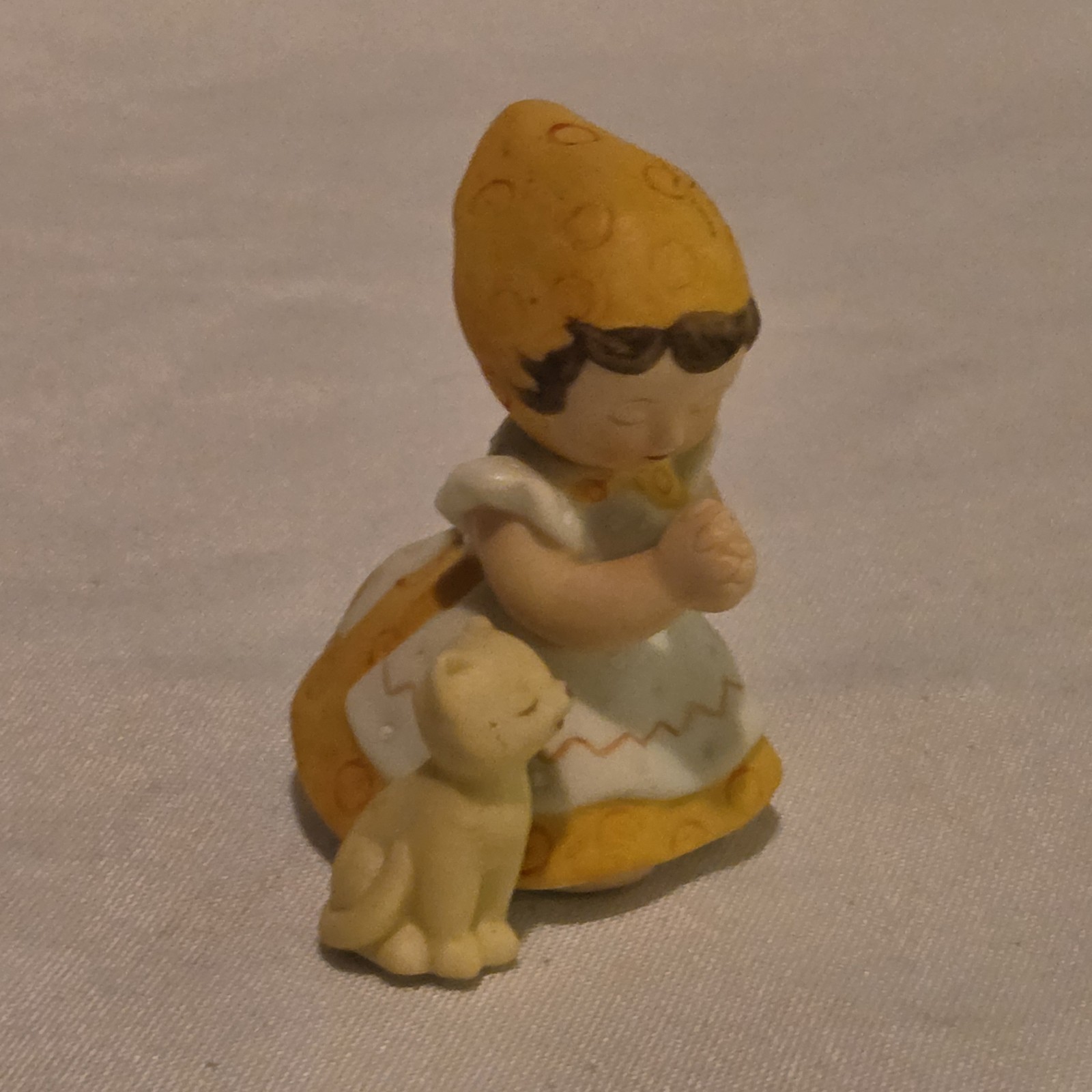 Gretchen Figurine With Cat Praying Miniature Porcelain