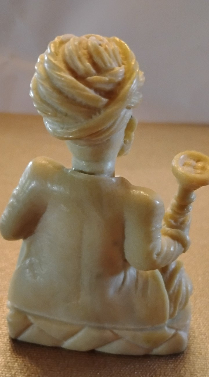 CHARMING ANTIQUE SERPENTINE JADE OLD MAN SMOKING HOOKAH SITTING ON FLOOR 3.75″