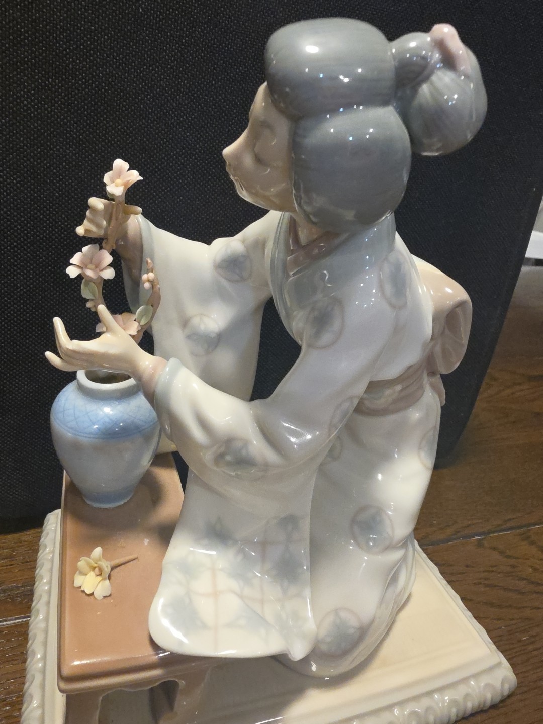 Lladro Geisha Japanese Flower Arranger #4840 Glossy missing finger, stem, petal