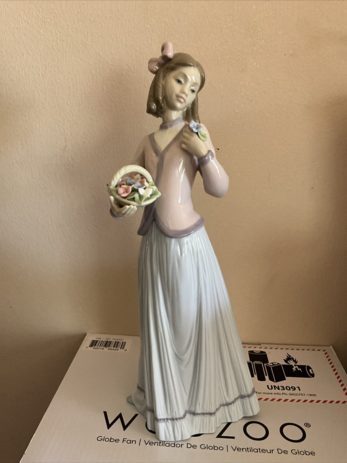 LLADRO INNOCENCE IN BLOOM #7644 GIRL WITH FLOWERS 1996 COLLECTORS SOCIETY