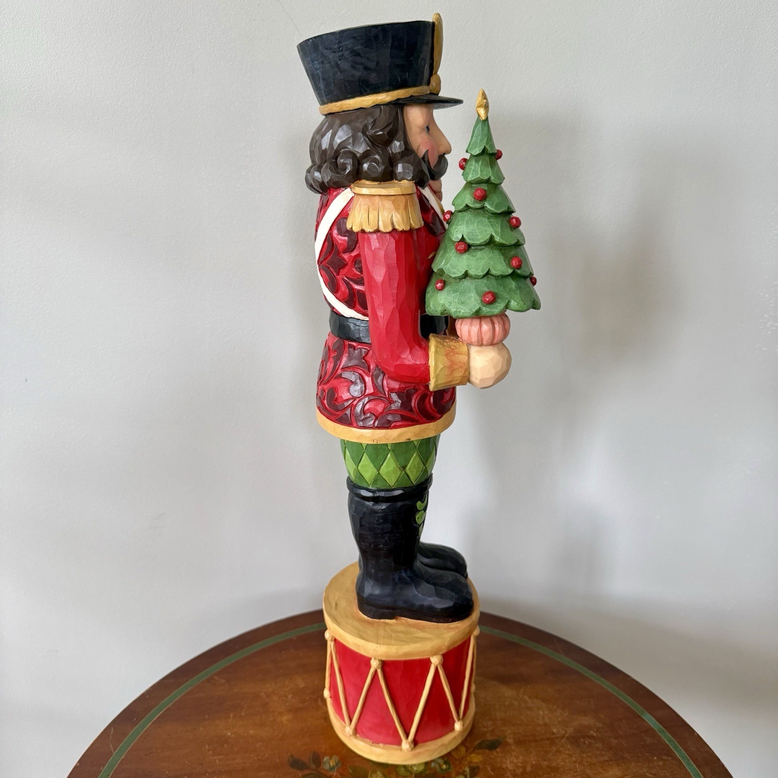 Jim Shore LARGE 20″ Christmas Nutcracker w/ Tree & Gift 6008296 Indoor & Outdoor