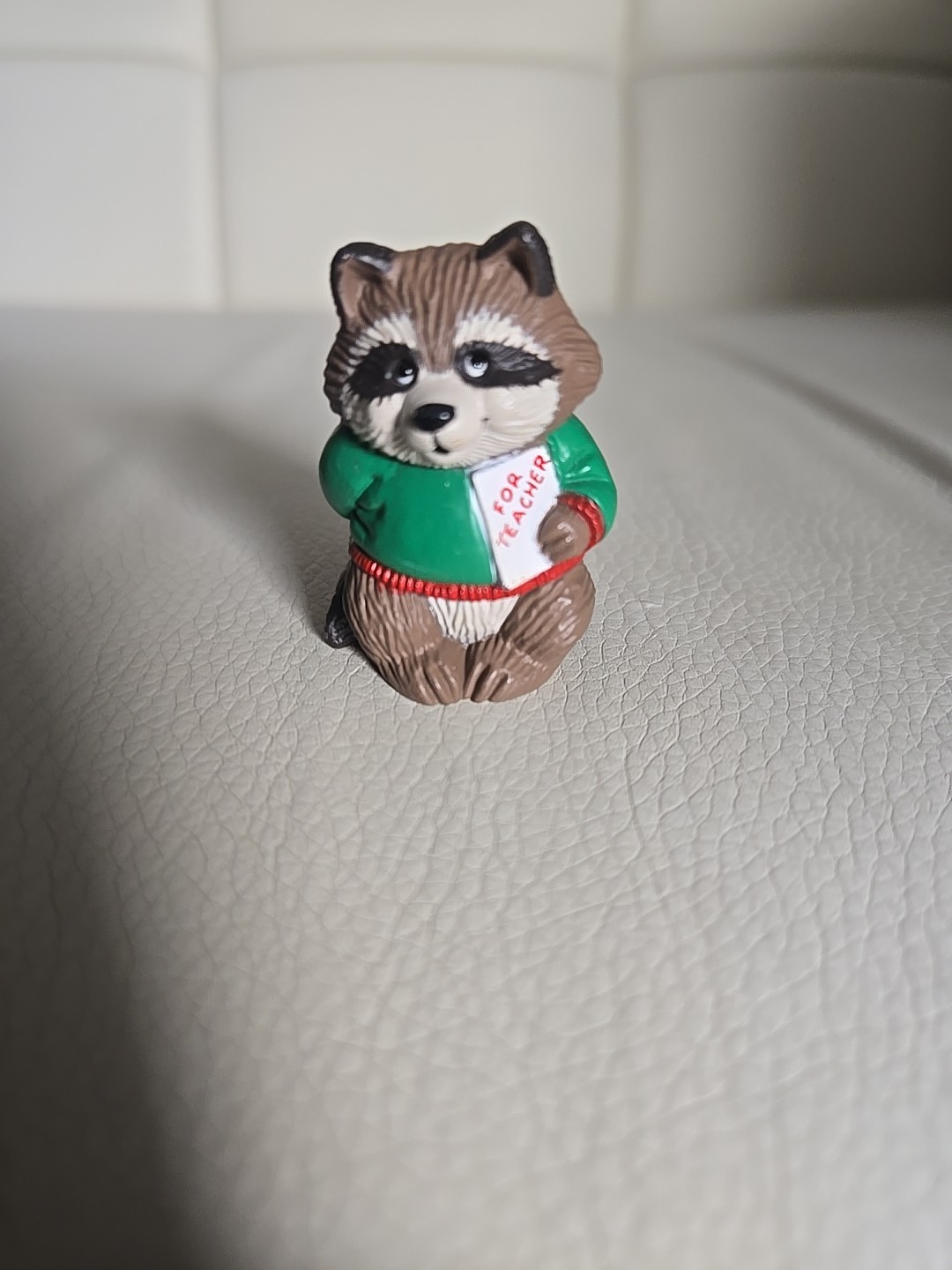 Marry Minatures – Hallmark – 1991 Teacher Raccon Figurine X-Mas QFM