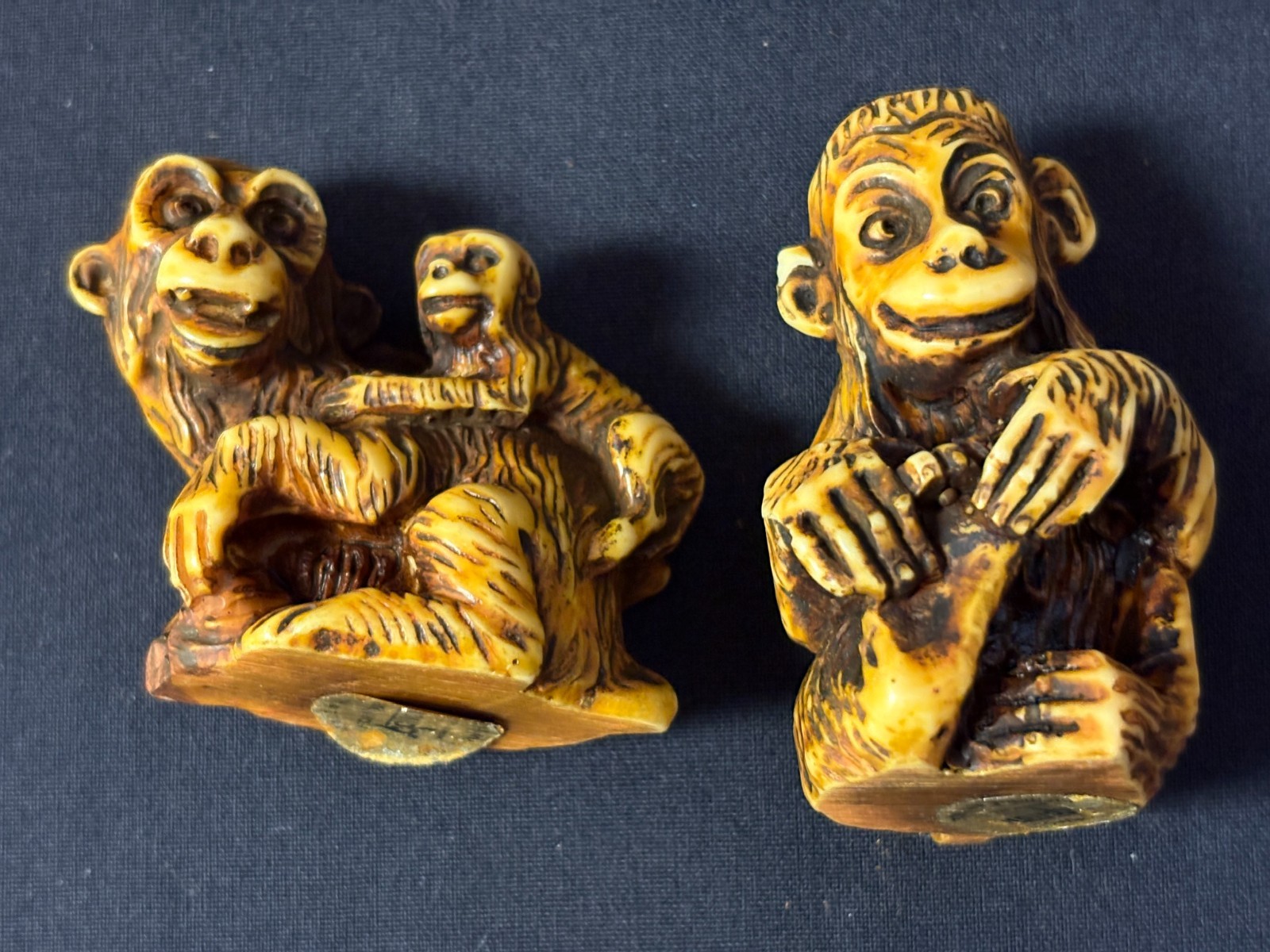 2-Vintage Netsuke Chimpanzee Chimp Monkeys Mom & Baby +1 – Figurine Made Italy