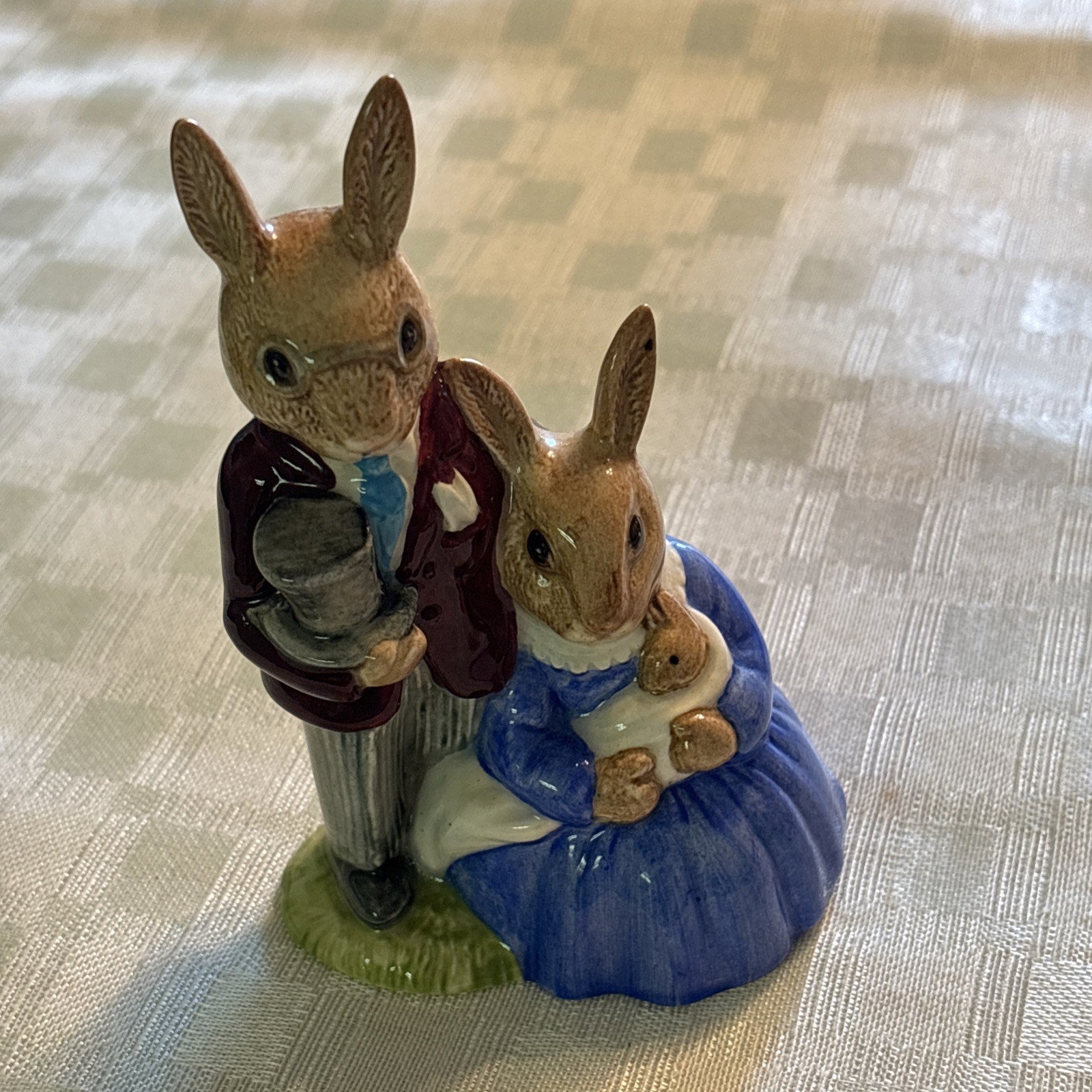 Vintage Royal Doulton Bunnykins Family Photograph Figurine DB1 Ships Free!