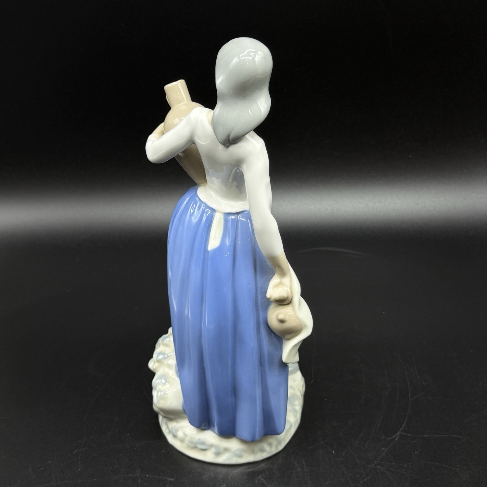 Lladro Rex Girl From the Fountain Handcrafted in Spain 10.5” Tall Nice