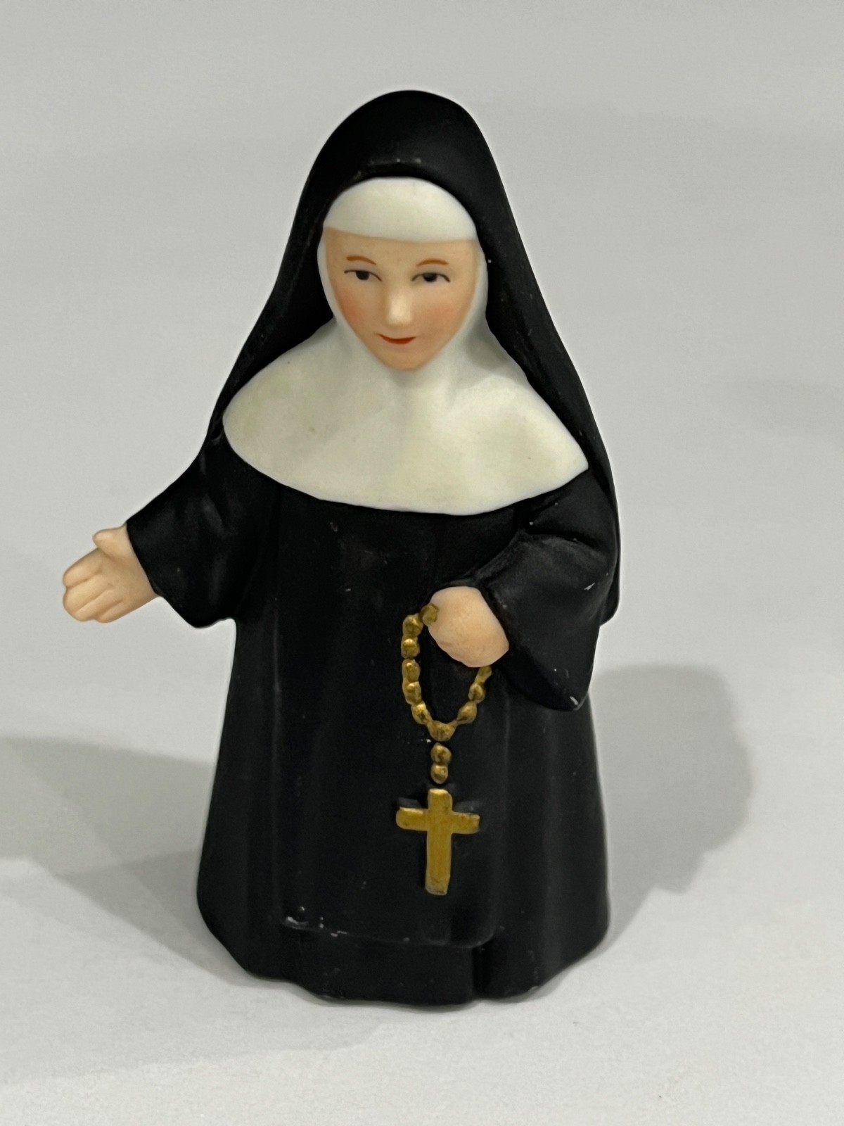 5 PERFECT LEFTON COLONIAL VILLAGE FIGURES REVEREND NUN PRIEST POSTMAN DOG HOUSE