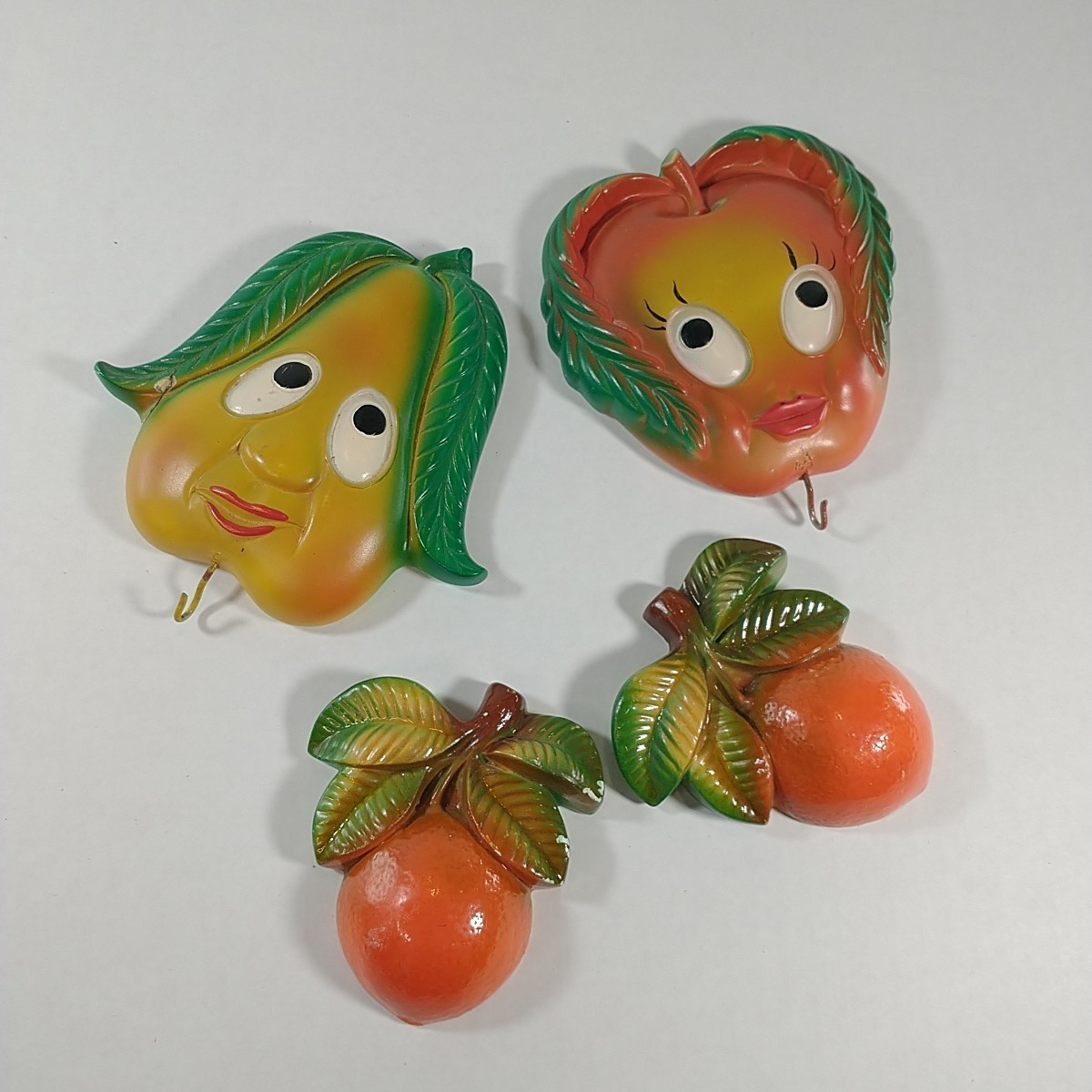 VINTAGE 1970 MILLER STUDIO CHALKWARE APPLE & PEAR KITCHEN WALL HOOKS LOT READ