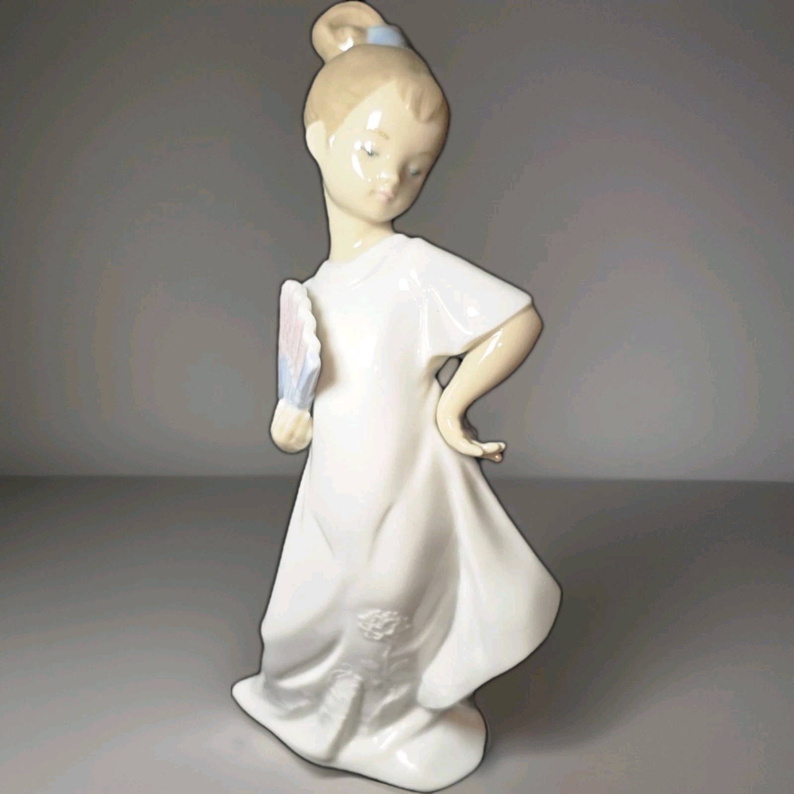 RARE NAO Daisa Spain I’m Pretty Young Girl With Fan RETIRED 2003 Figurine #1455