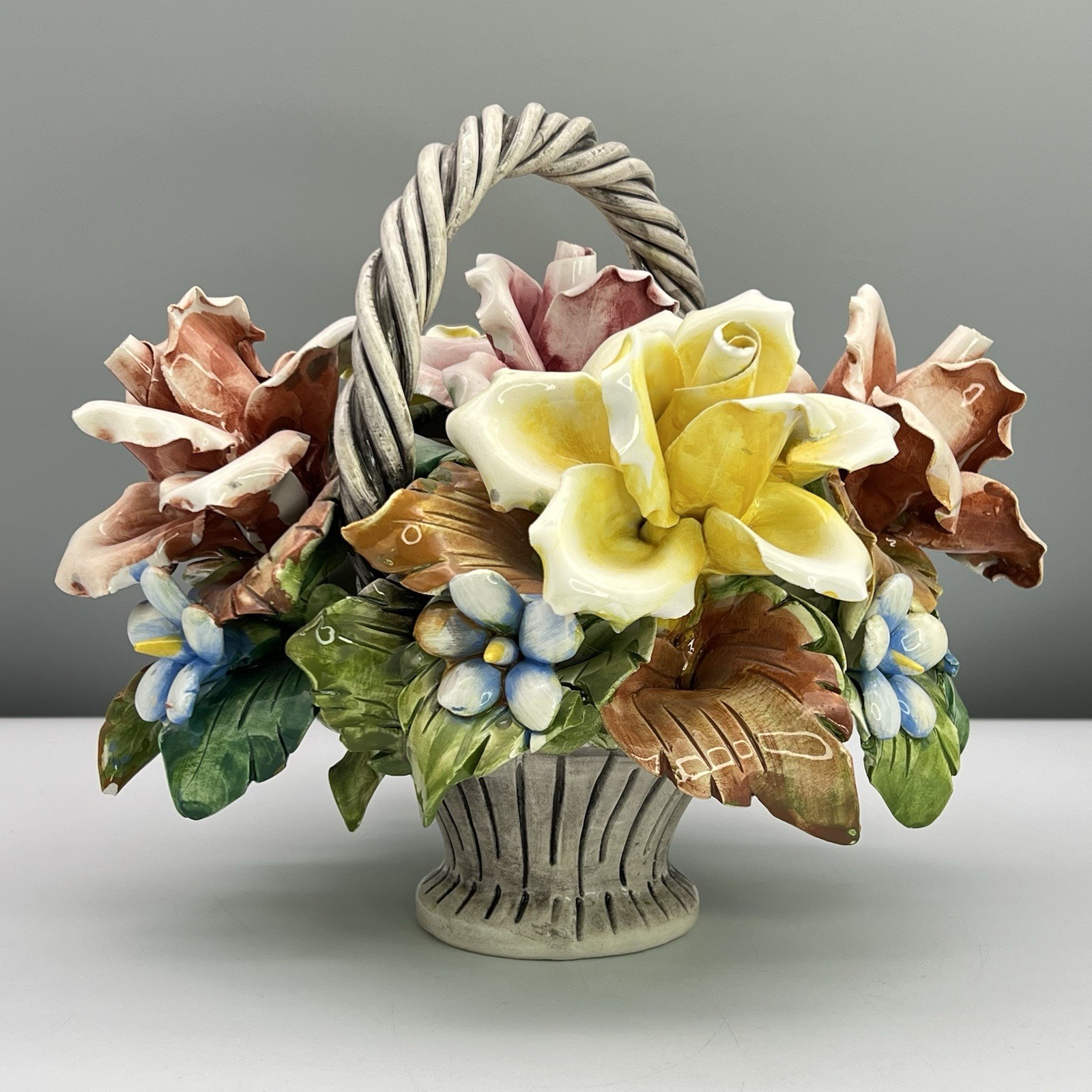 XL 9×10 CAPODIMONTE 6.5 lb FLOWER BASKET Italy ROSES & FORGET ME NOTS Hi-Quality