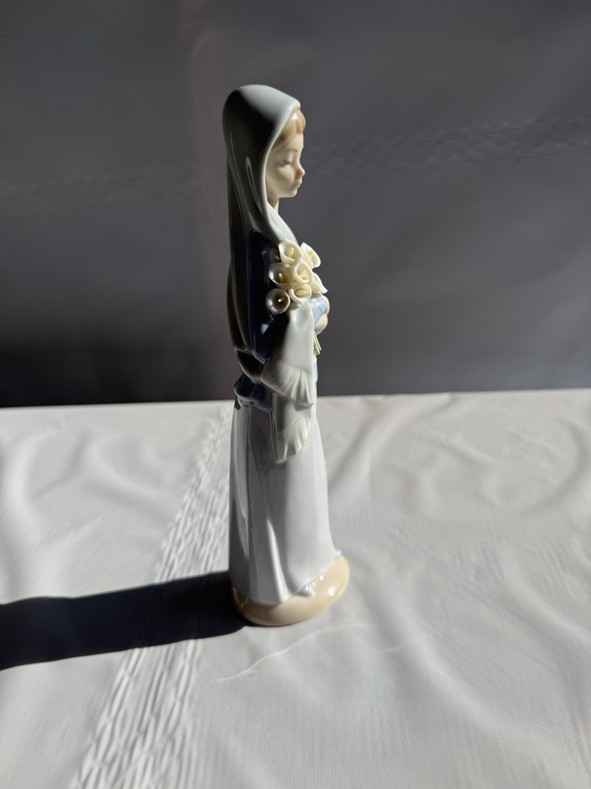 Lladro Vintage By Vicente Martinez. Girl With Calle Lillies