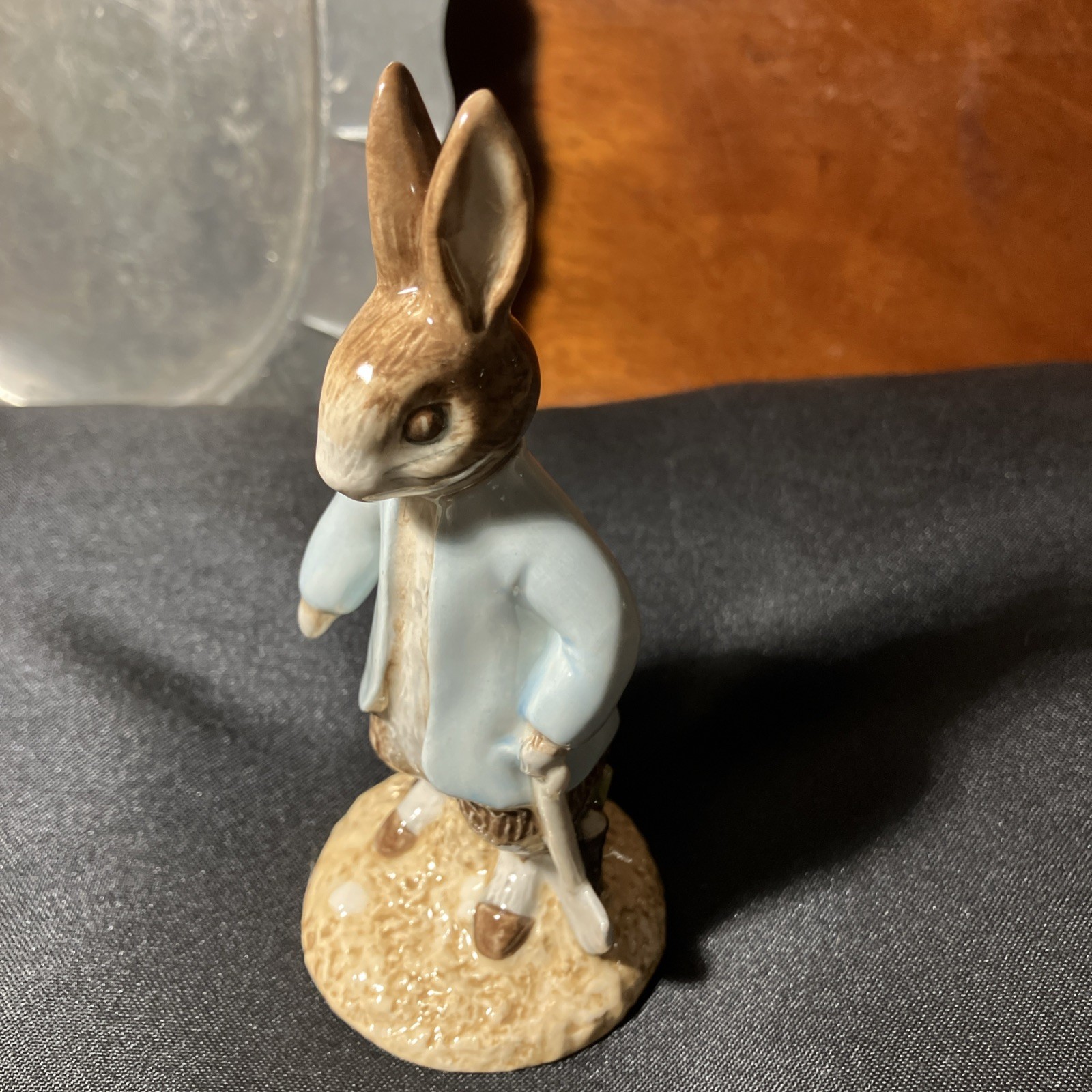 Beatrix Potter PETER RABBIT DIGGING Figurine John Beswick Signed 2000 England