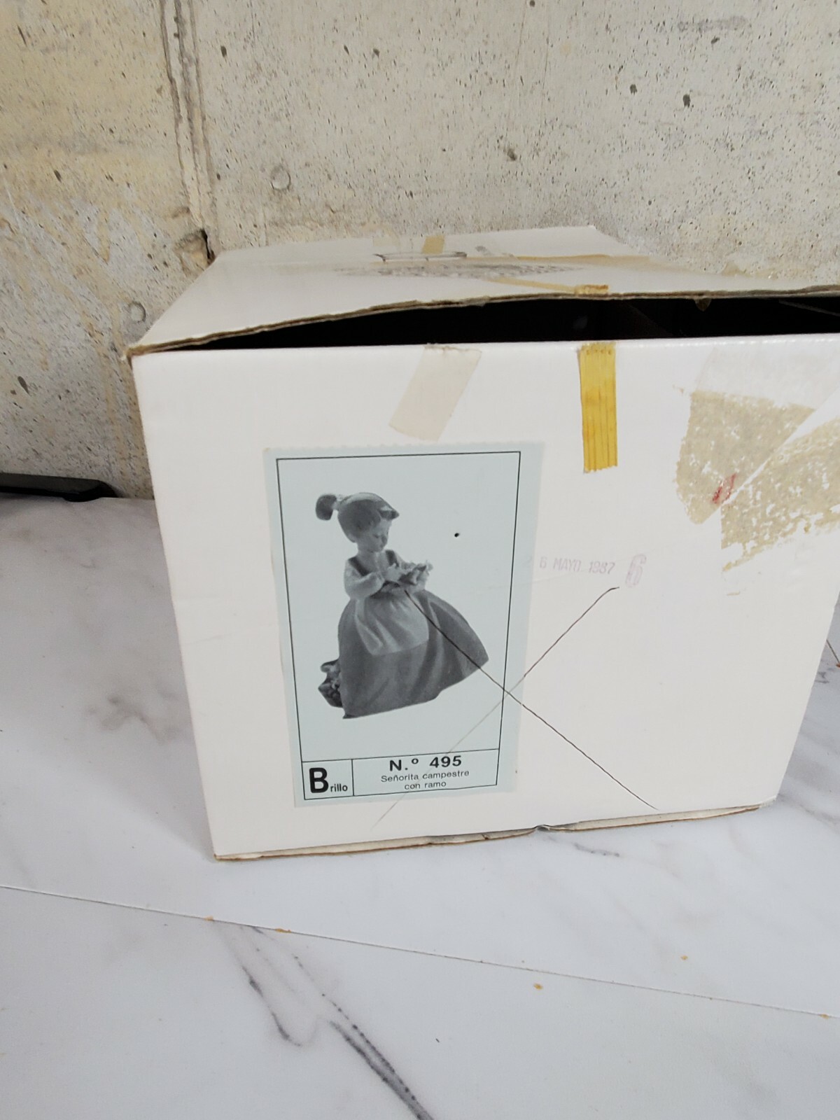 1989 NAO by Lladro Porcelain Figurine “Senorita Campestre Con ramo” No. 495