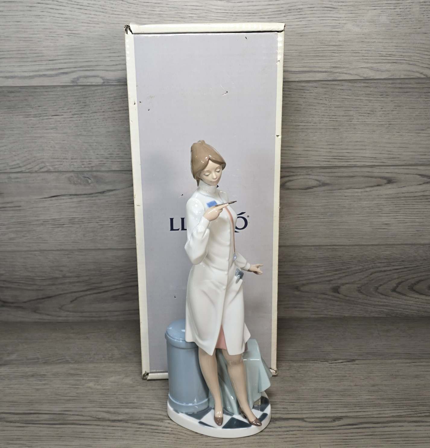 Lladro Female Physician Doctor Activa Figurine 05197 Mint Condition New In Box