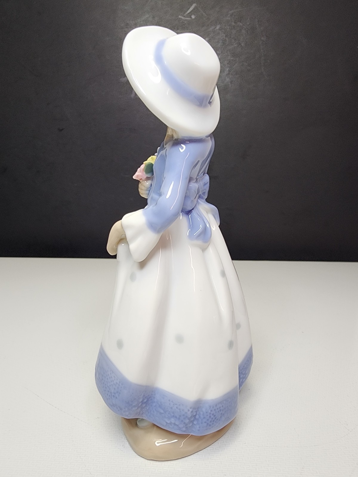 Mallorca 1970’s Porcelain Hand-Painted Figurine of a Lady 8.5″ W/Bosque Flowers