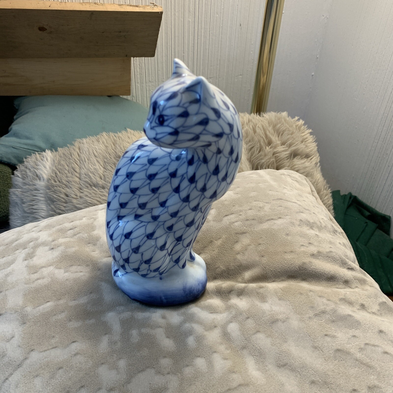 Vintage ANDREA by SADEK CAT Figurine Blue White Fishnet Pattern Style 7.5″