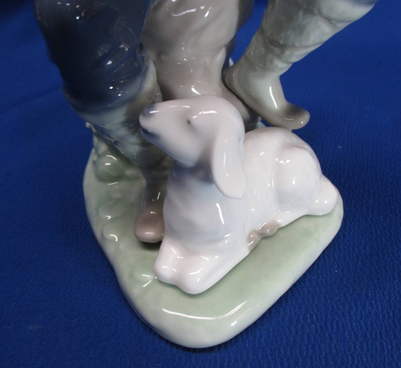LLADRO NAO BOY WITH FLUTE SERENADING A LAMB AT HIS FEET 1989