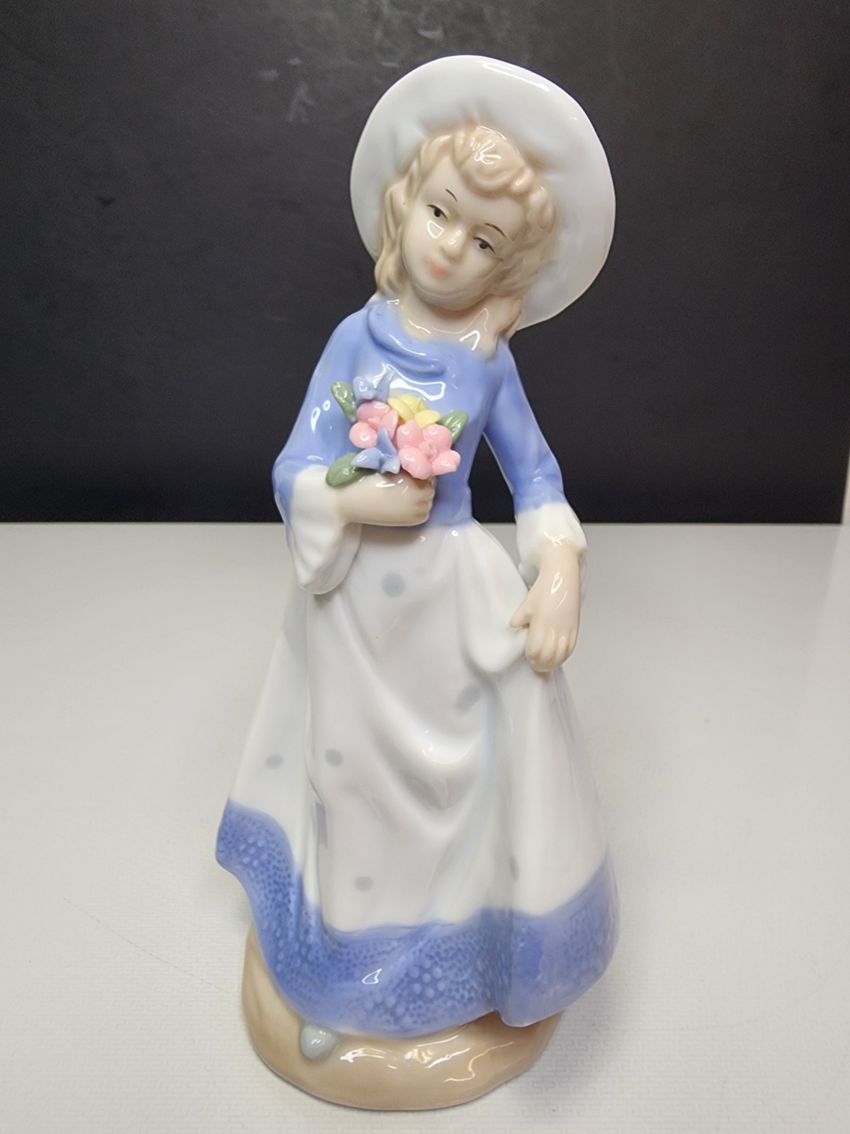 Mallorca 1970’s Porcelain Hand-Painted Figurine of a Lady 8.5″ W/Bosque Flowers