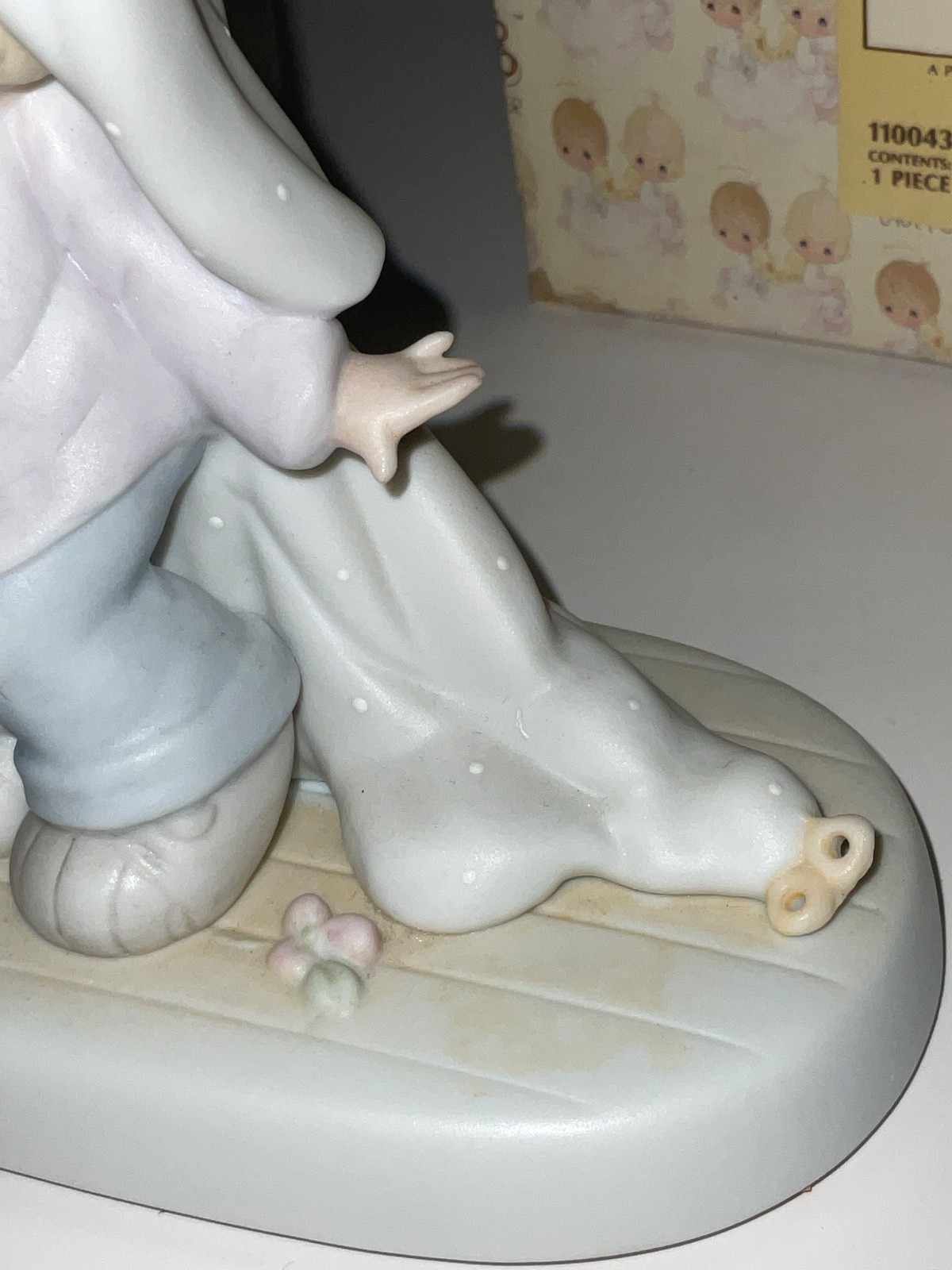 Precious Moments “JUNE” Birthday Angel Figurine 1996 #261254 W/Box Girl