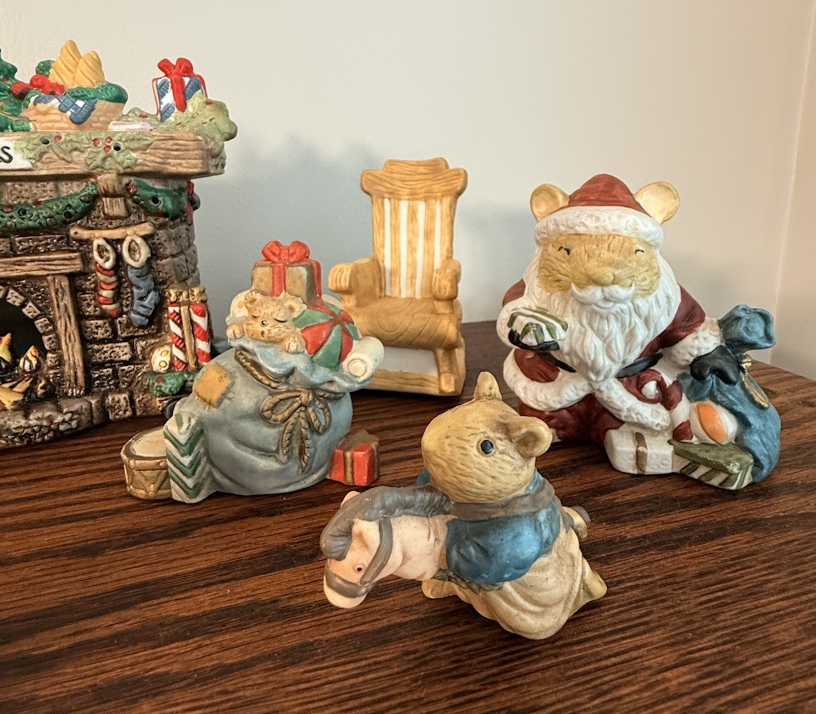1995 Christmas Decorative Outfit – 11 Piece Light-Up Fireplace/Mouse Family Set