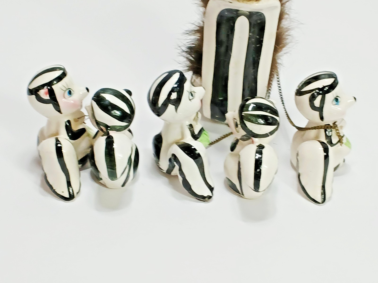 Vtg 1950s Anthropomorphic Skunk Family Mom Babies Chain Ceramic Figurines Japan