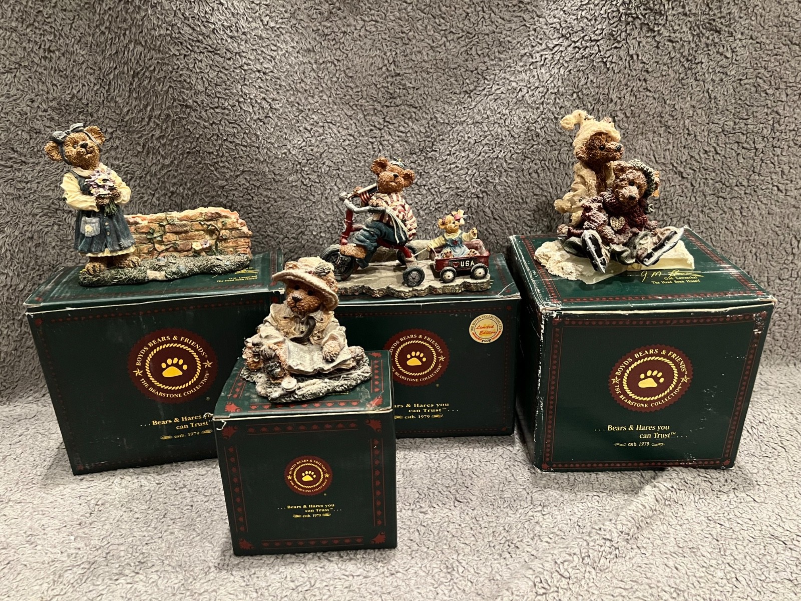 boyds bears resin lot in original boxes. None of them are broken, but dusty.
