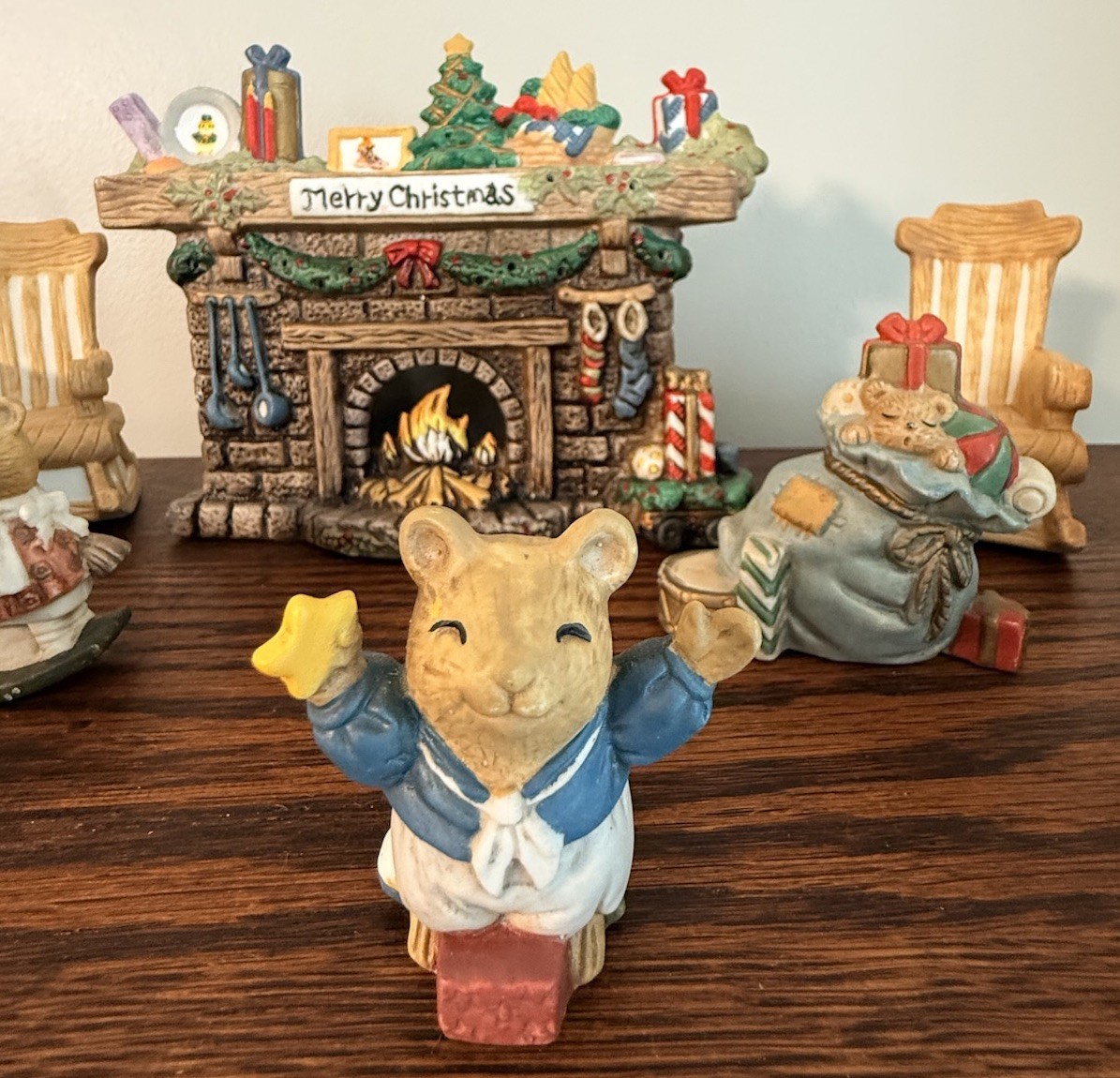1995 Christmas Decorative Outfit – 11 Piece Light-Up Fireplace/Mouse Family Set