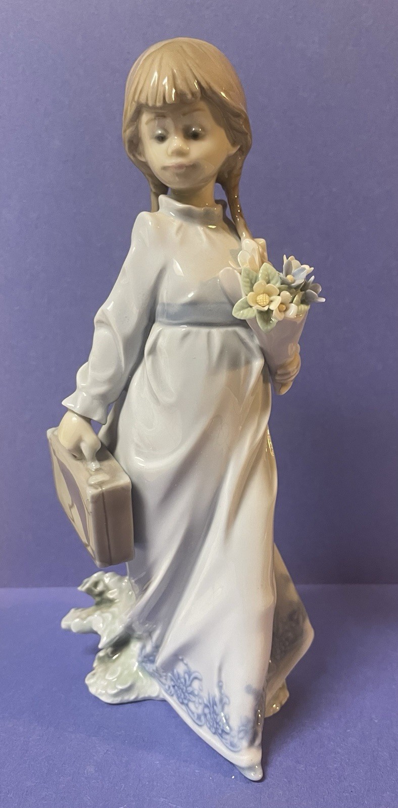 1988 Vintage LLARDO Figurine # 7604 “Flores a La Maestra”