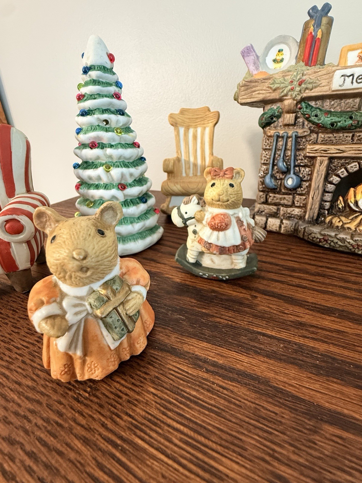 1995 Christmas Decorative Outfit – 11 Piece Light-Up Fireplace/Mouse Family Set