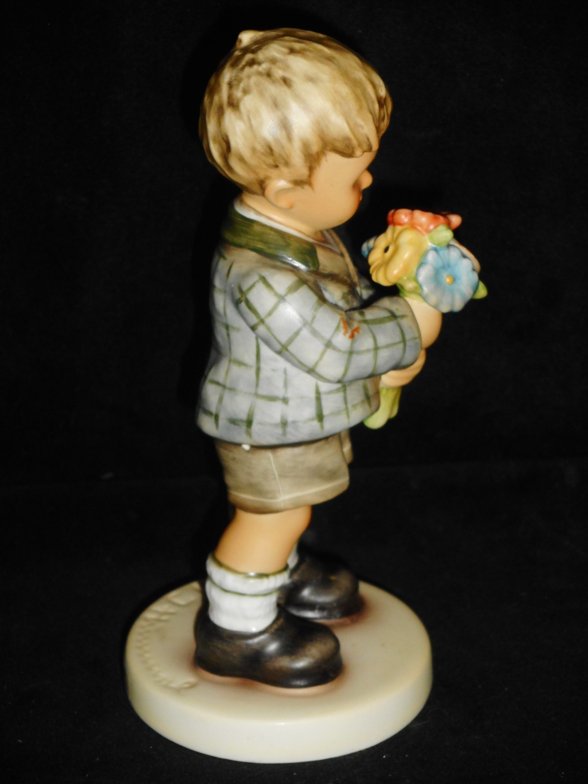 HUMMEL FIGURE 2282/B FULL OF CHARM FLOWERS w/BUMBLEBEE TM9 #232805 w/BOX & COA